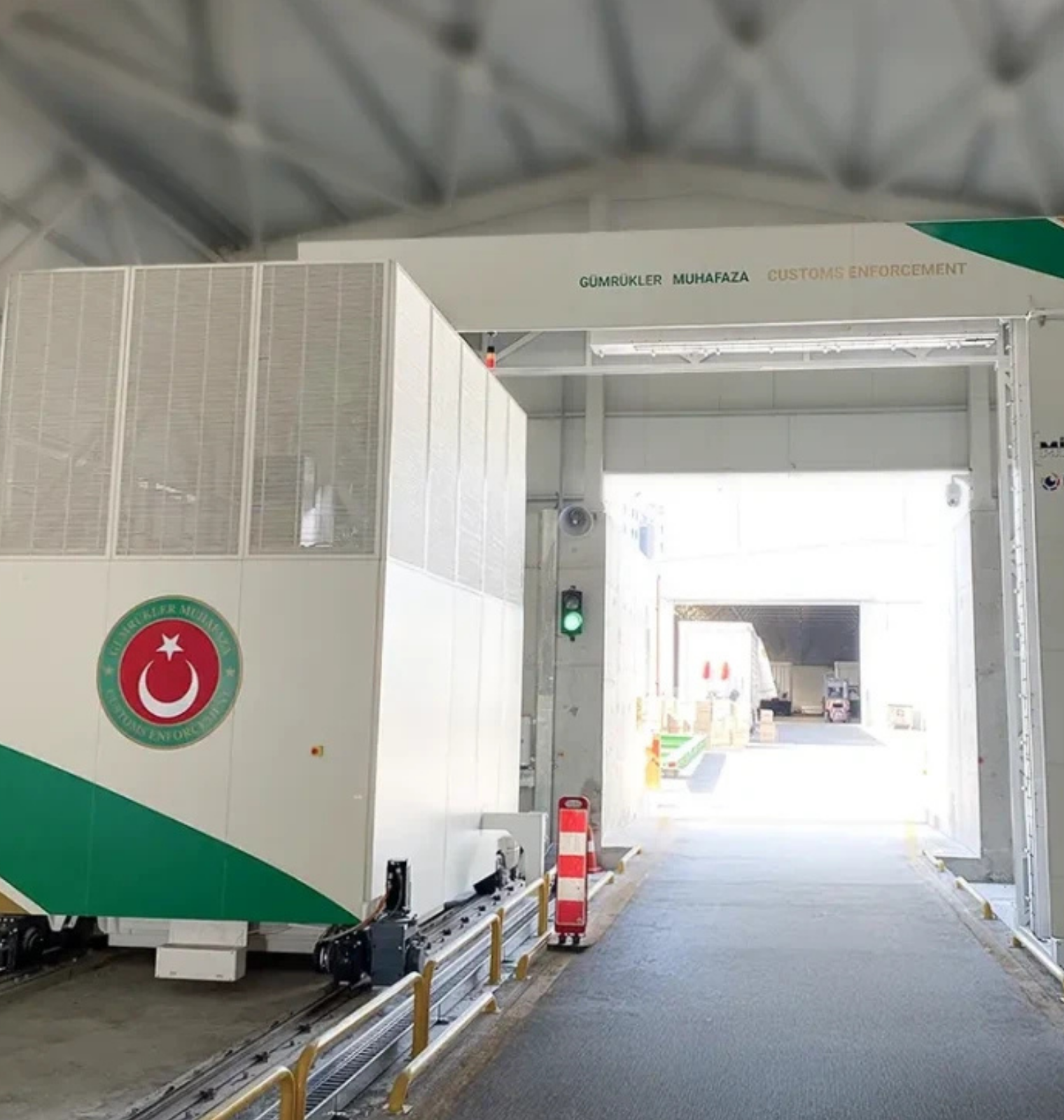 Operator workstation reviewing AI-flagged dual-energy scan